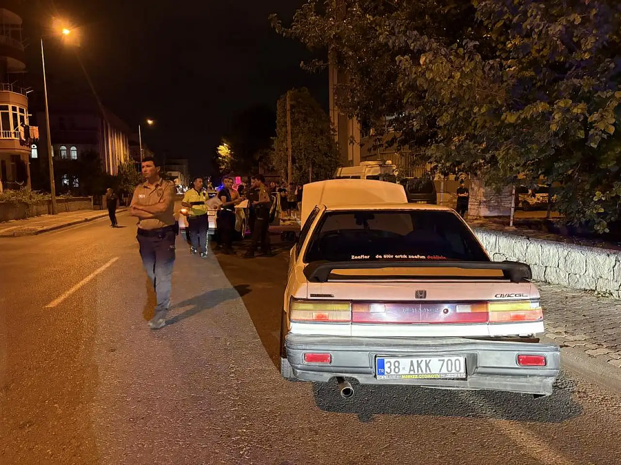 Otomobiller çarpıştı, sürücülerden biri kaçtı! 1'i çocuk, 2 yaralı
