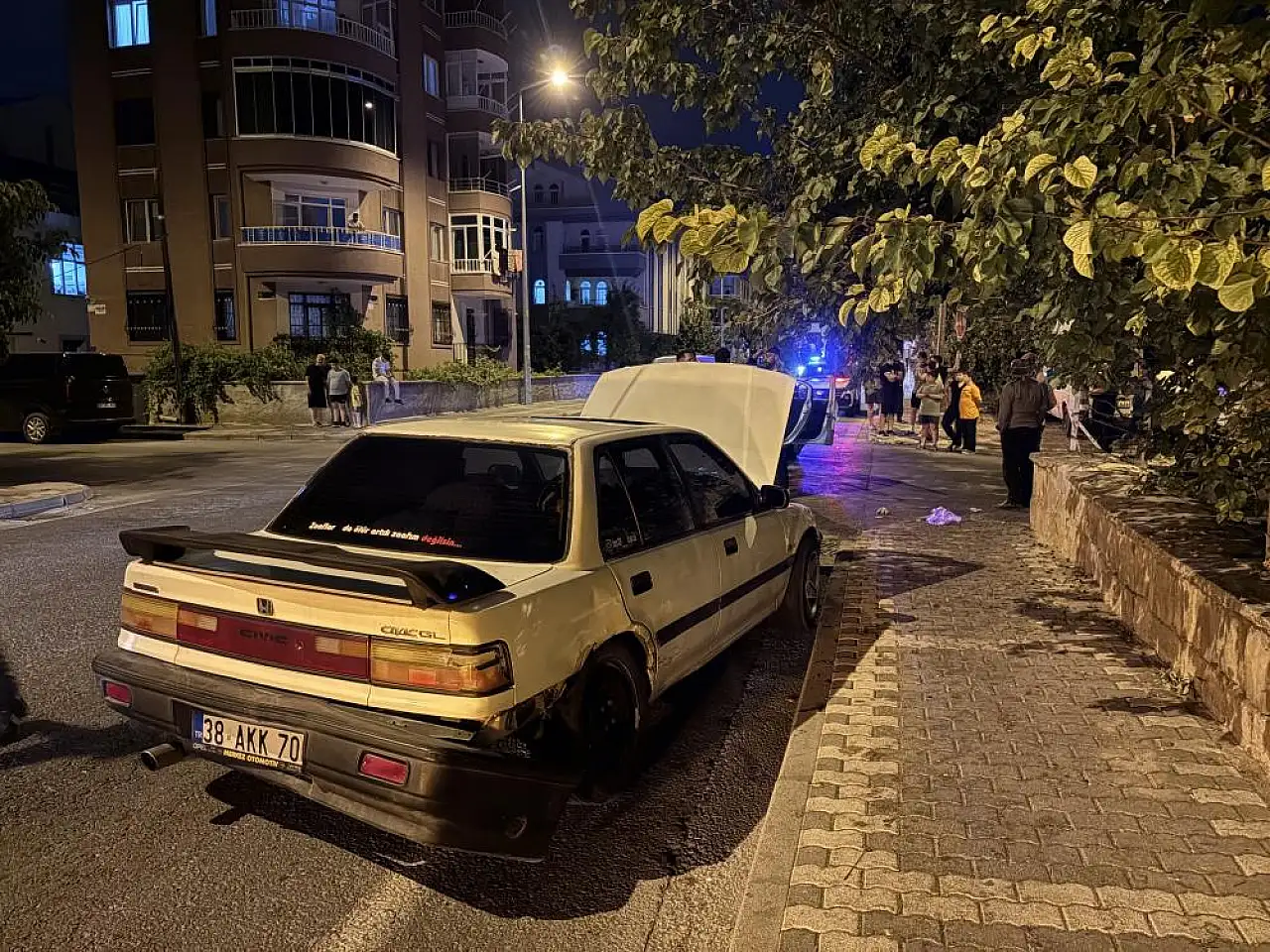 Otomobiller çarpıştı, sürücülerden biri kaçtı! 1'i çocuk, 2 yaralı