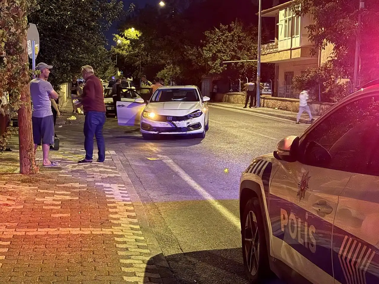 Otomobiller çarpıştı, sürücülerden biri kaçtı! 1'i çocuk, 2 yaralı