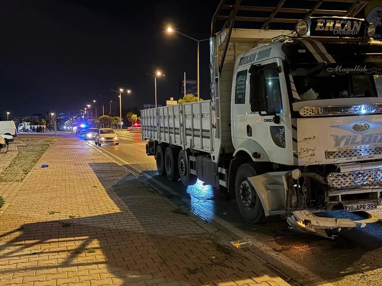 Kamyonla çarpışan otomobil takla attı