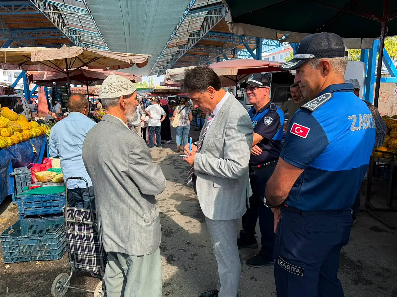 Kayseri Büyükşehir eski Belediye Başkanı Mustafa Çelik, Büyükkılıç'ın memleketinde pazar yaptı