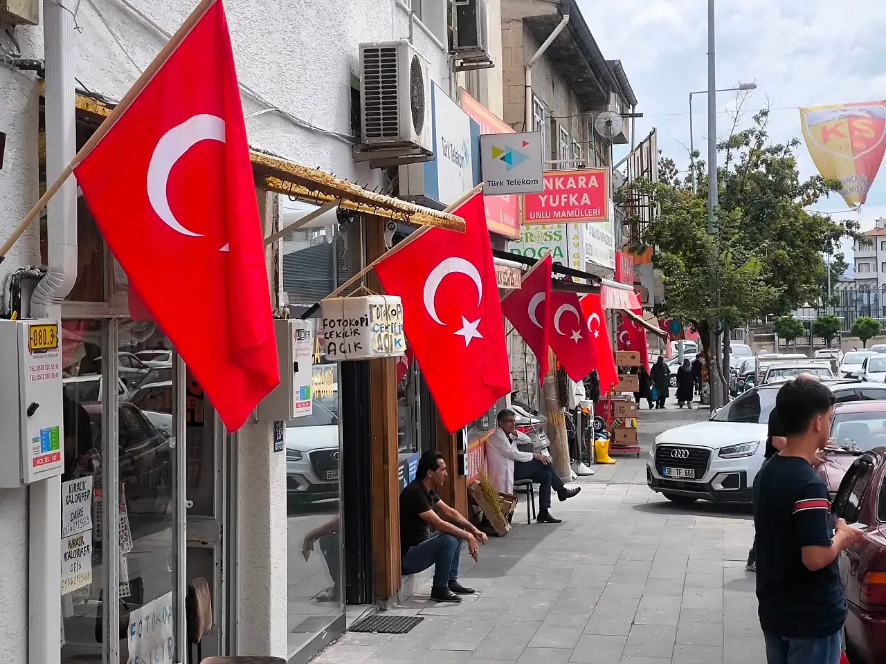 Kayseri'de ilçe kırmızı beyaza büründü