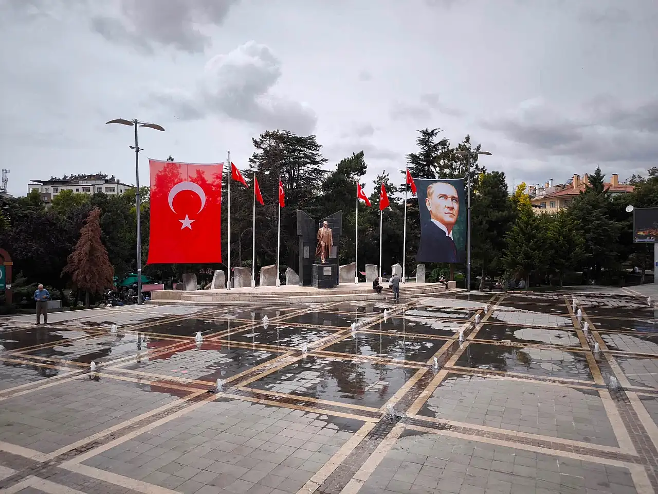 Kayseri'de ilçe kırmızı beyaza büründü