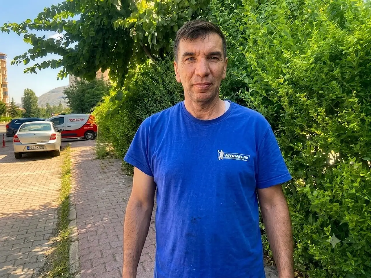 Kayseri'de elinde akvaryum ile dolaşıyor! Sebebi dikkat çekti