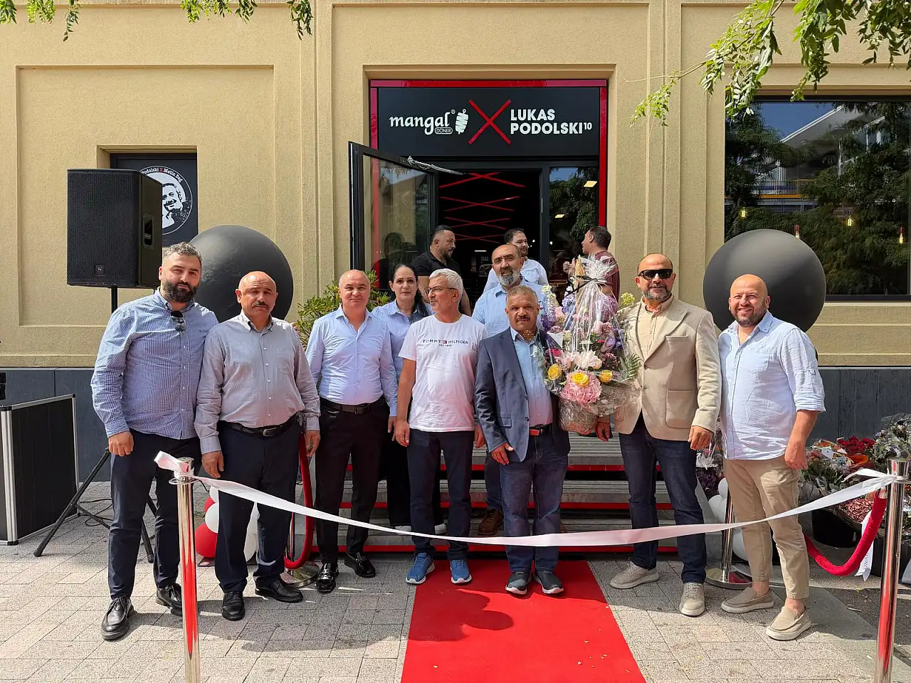 Rotterdam'daki bu açılışta metrelerce kuyruk oluştu! Arkasında Kayserili isimler var