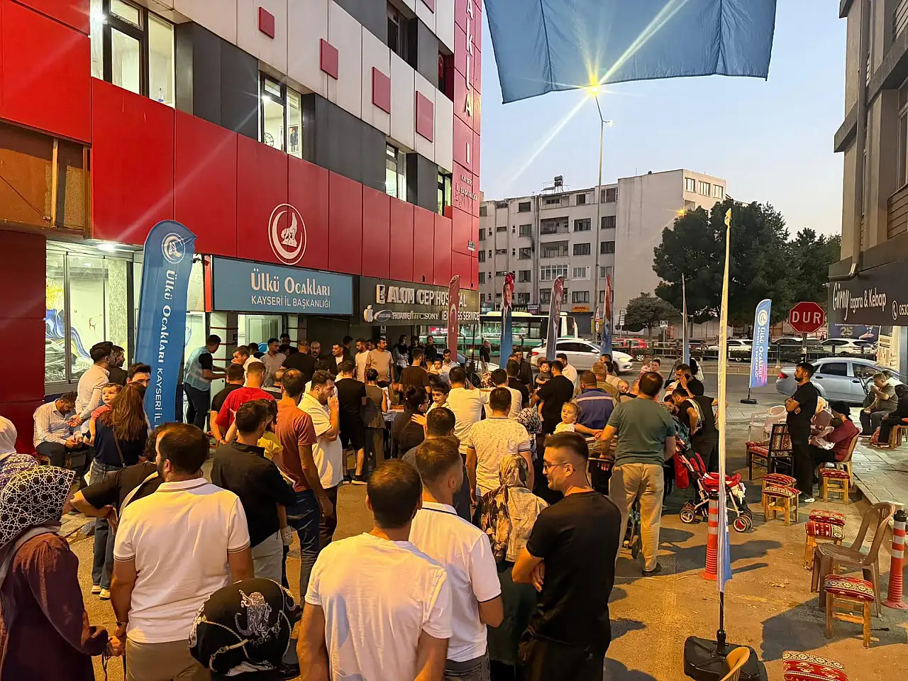 Kayseri'de Ülkü Ocakları önünde dikkat çeken kalabalık