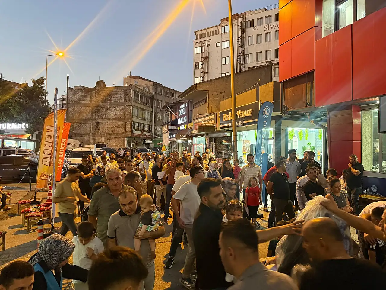 Kayseri'de Ülkü Ocakları önünde dikkat çeken kalabalık
