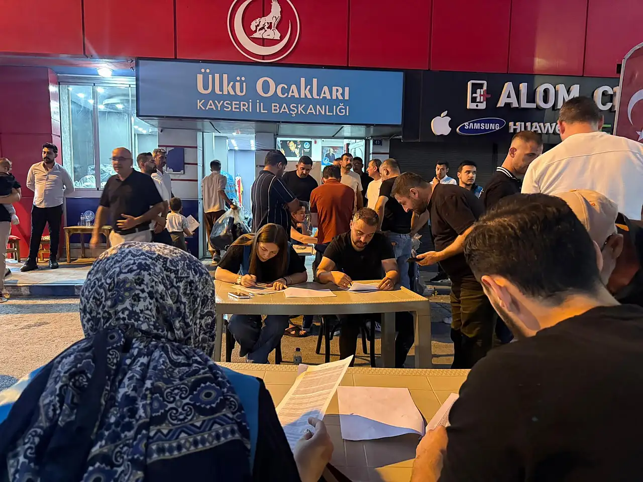 Kayseri'de Ülkü Ocakları önünde dikkat çeken kalabalık