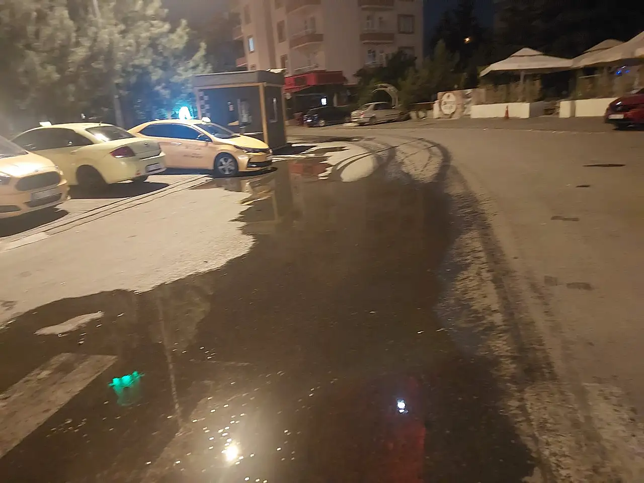 Talas'ta sulama sistemi kontrolden çıktı: Tazyikli su yola vurdu
