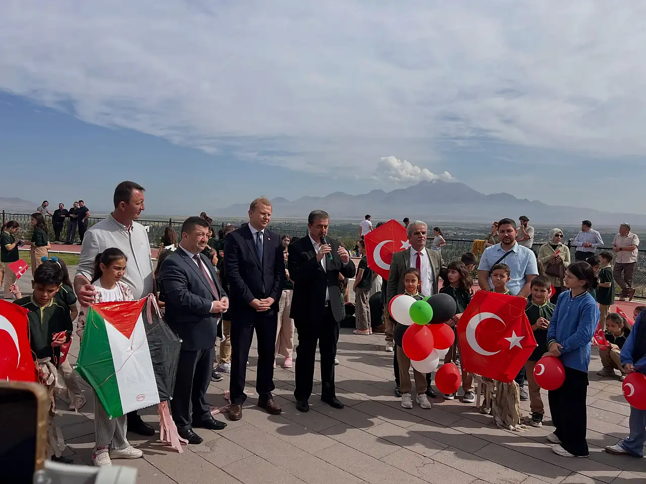 Yeşilhisar'da gökyüzü uçurtmalarla renklendi