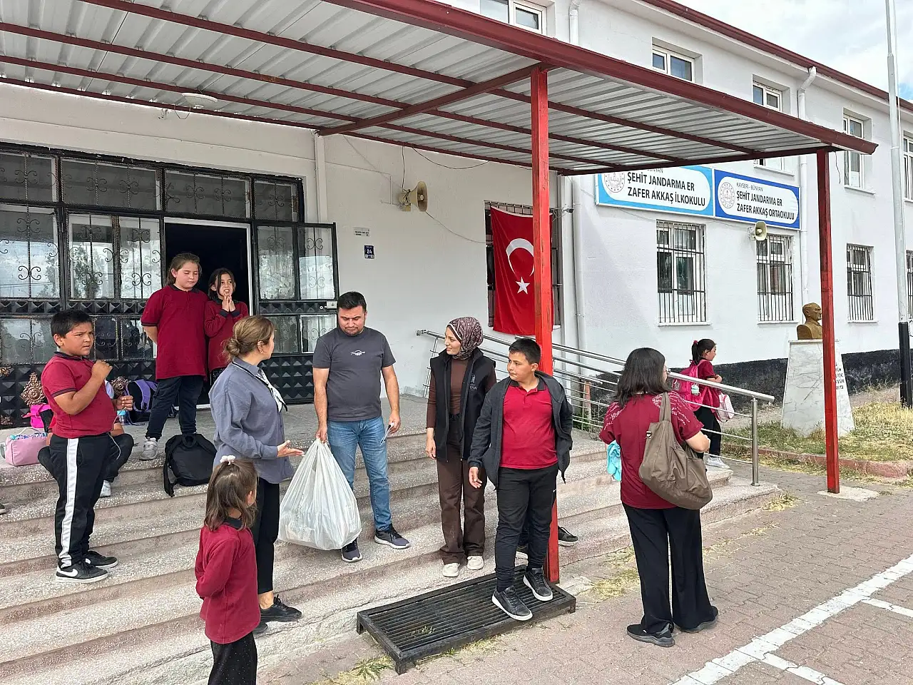Kayseri'de belediyeden kırtasiye desteği! Tek tek dağıtıldı