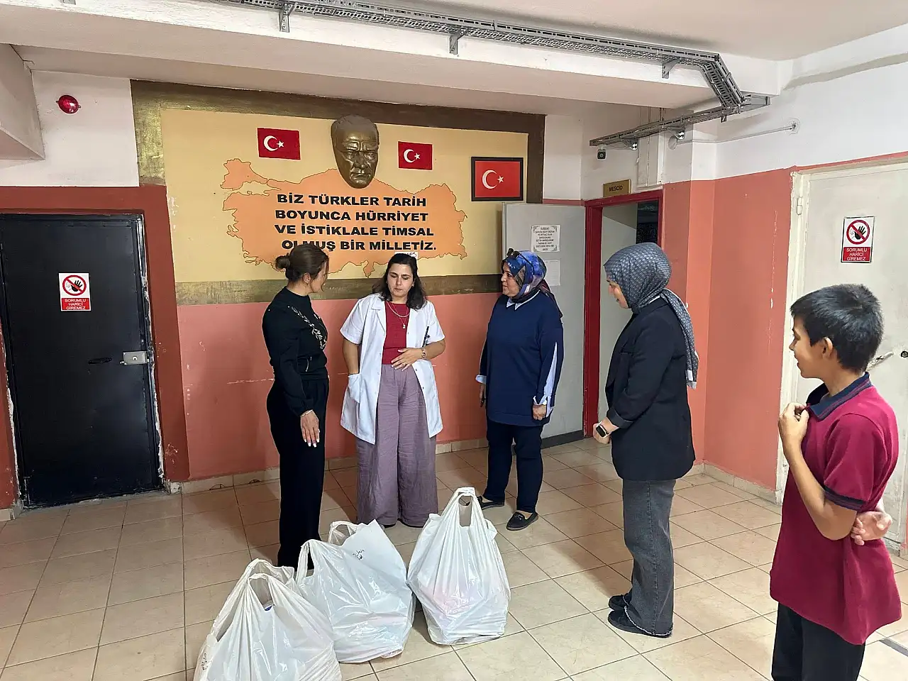 Kayseri'de belediyeden kırtasiye desteği! Tek tek dağıtıldı