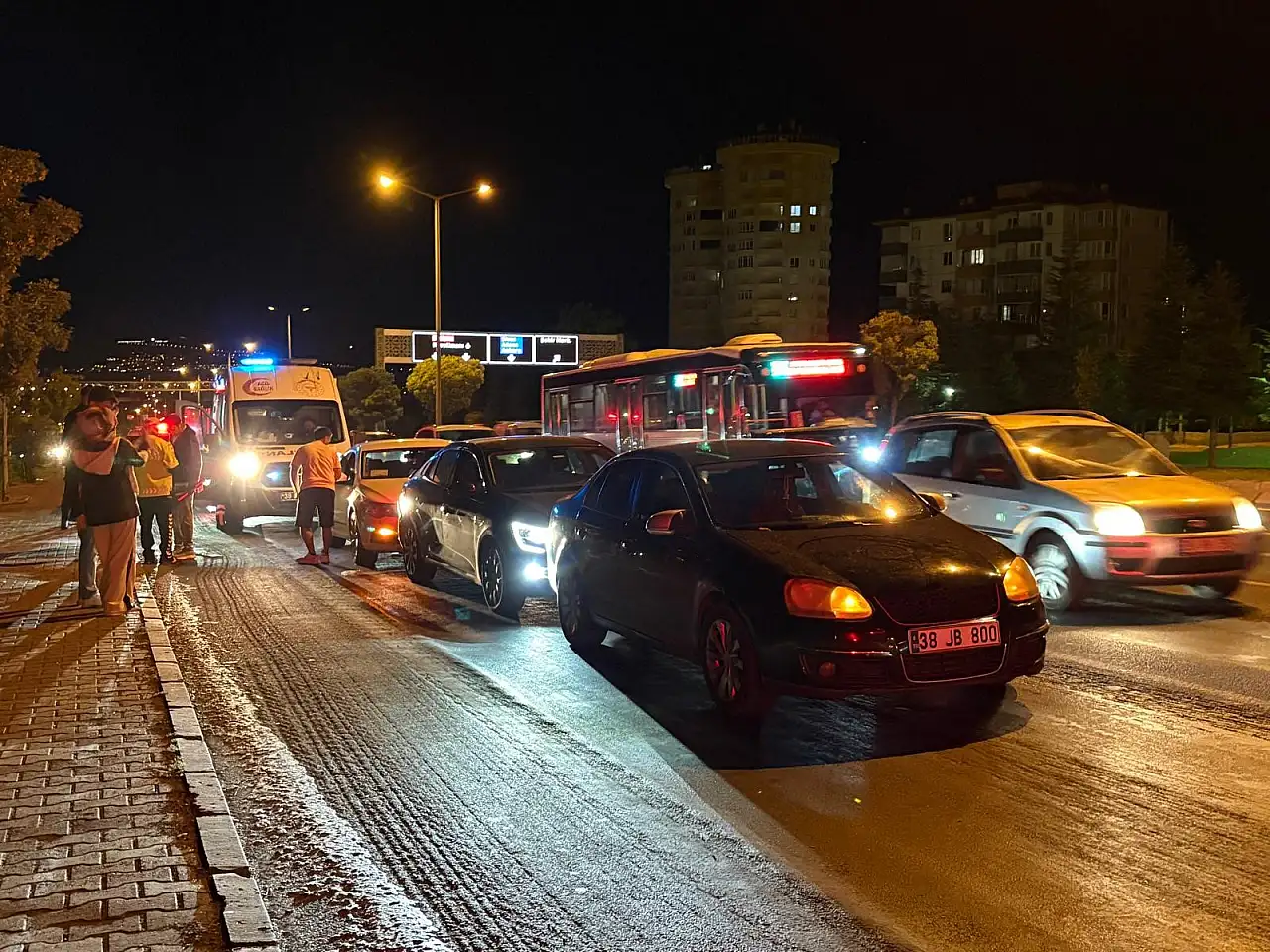 Kayseri'de zincirleme kaza! 3 otomobil birbirine girdi