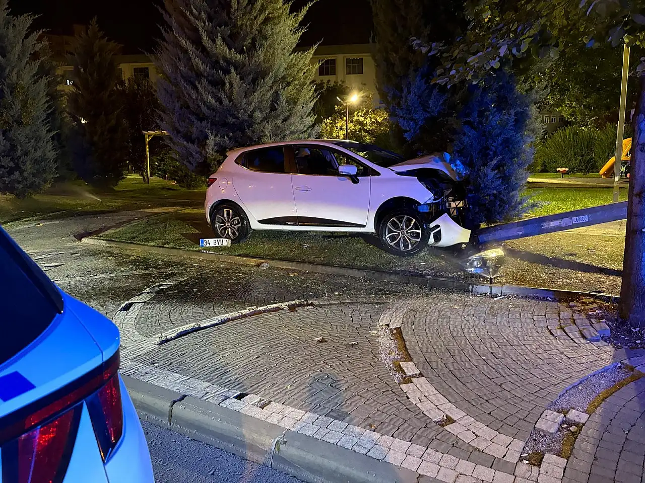 Kayseri'de otomobil parka daldı! Direğe çarparak durabildi