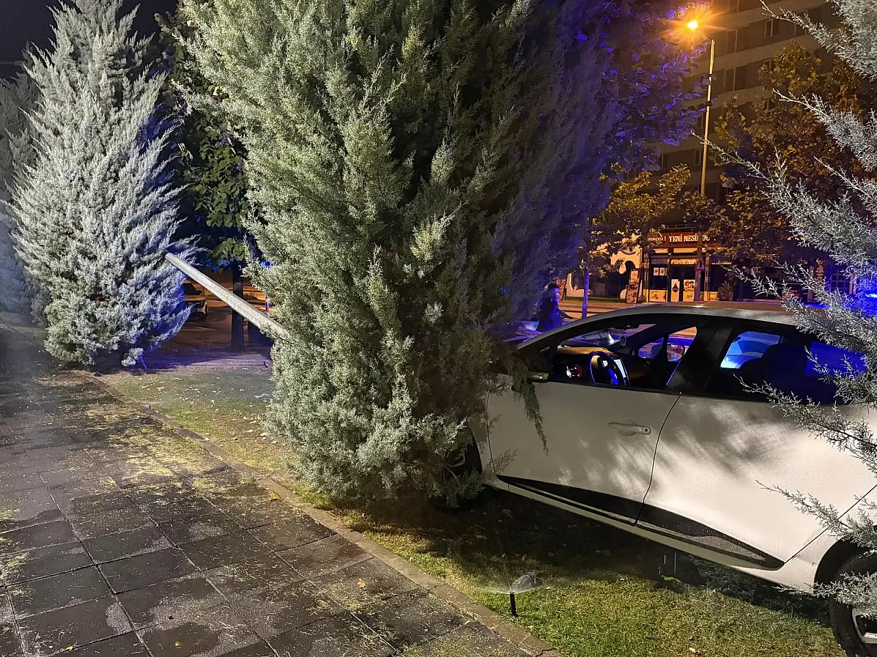 Kayseri'de otomobil parka daldı! Direğe çarparak durabildi