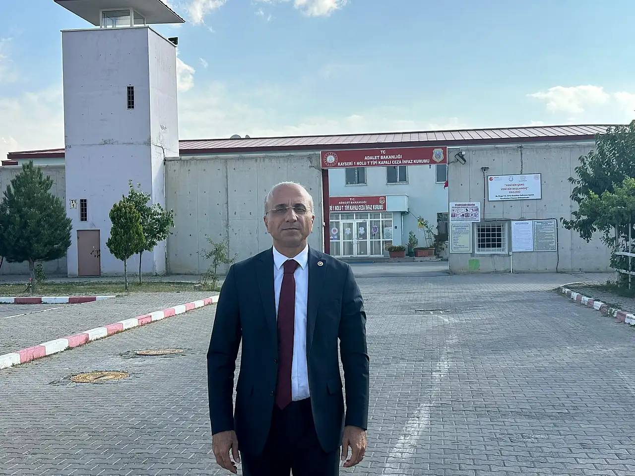 Genç tutuklu belediye başkan yardımcılarını ziyaret etti