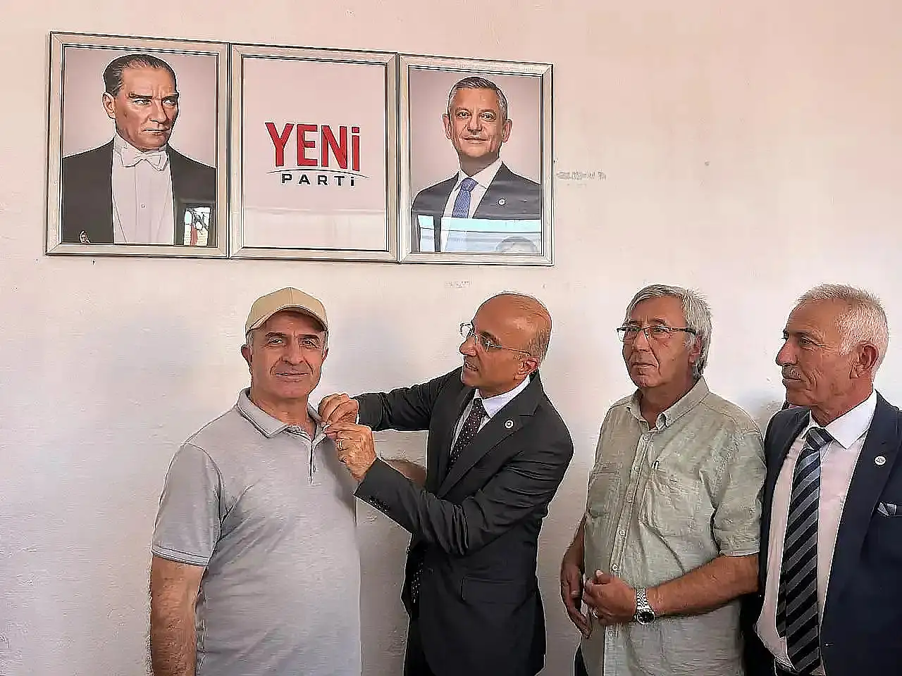 CHP'den AK Parti'ye, AK Parti'den Yeni Parti'ye transfer polemiği