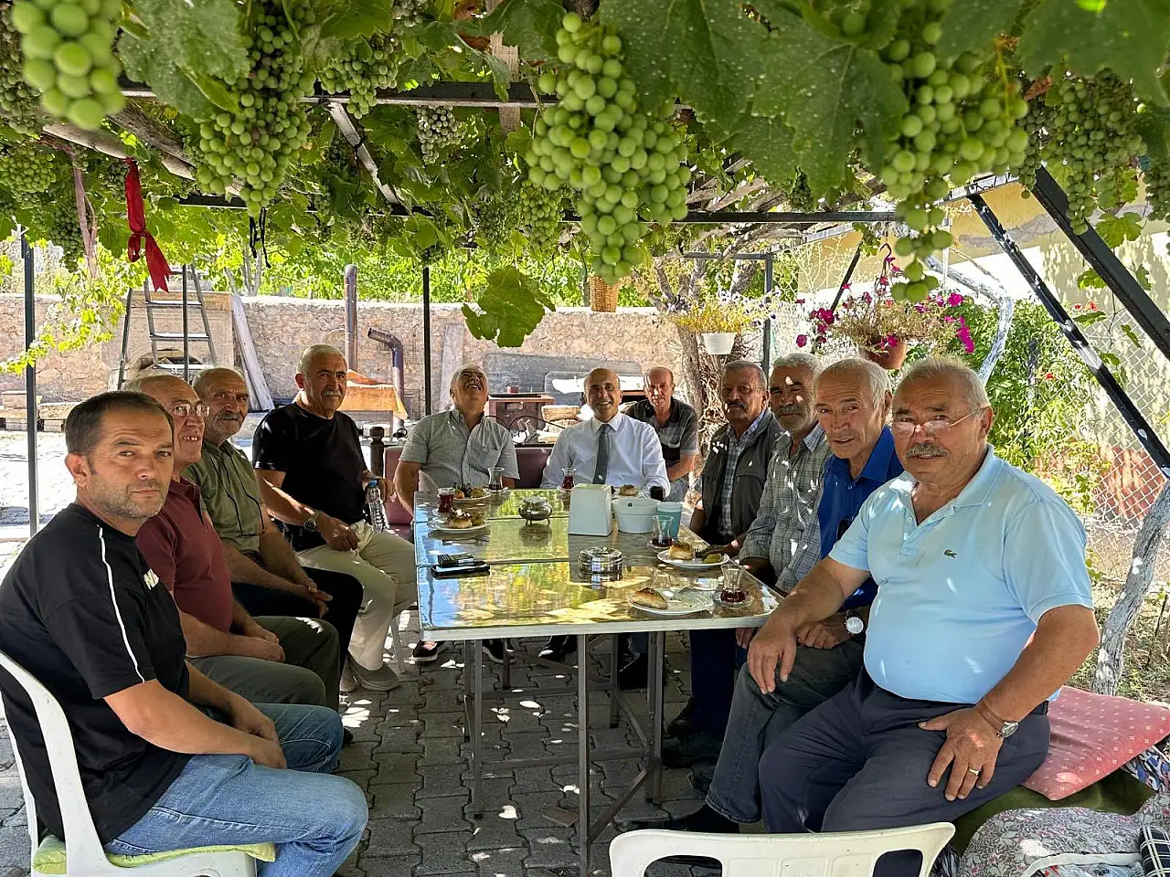 Kayserili Vekil tek tek geziyor! Vatandaşla bir araya geldi