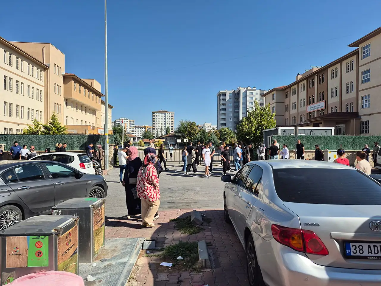 Kayseri'de binlerce aday içeride, dışarıda sessiz bekleyiş başladı!