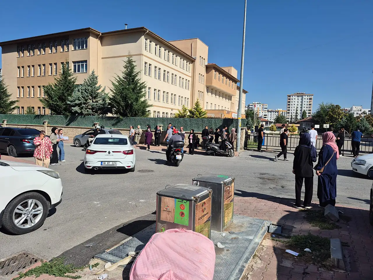 Kayseri'de binlerce aday içeride, dışarıda sessiz bekleyiş başladı!
