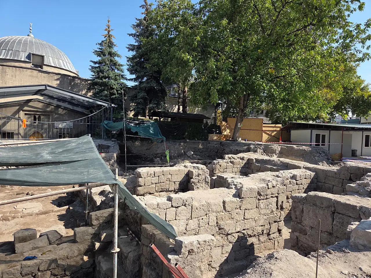 Kayseri'deki Cami-i Kebir'de yapılan kazıda ortaya çıktı! Yapının temelinde para bulundu