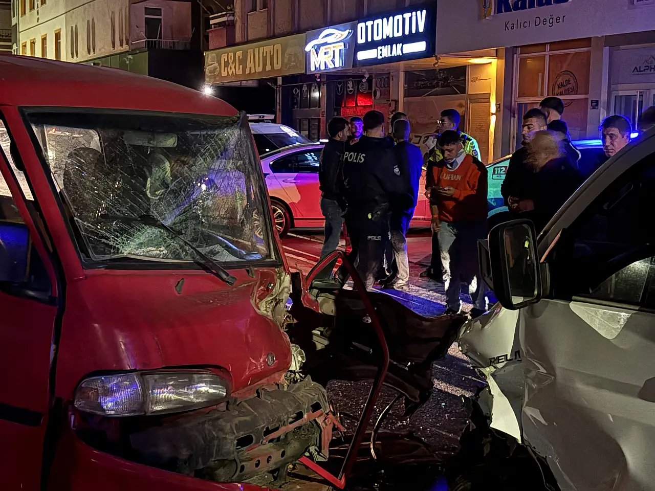 Kayseri'de kafa kafaya çarpıştılar! Sürücülerden biri araçta sıkıştı, diğeri olay yerinden kaçtı