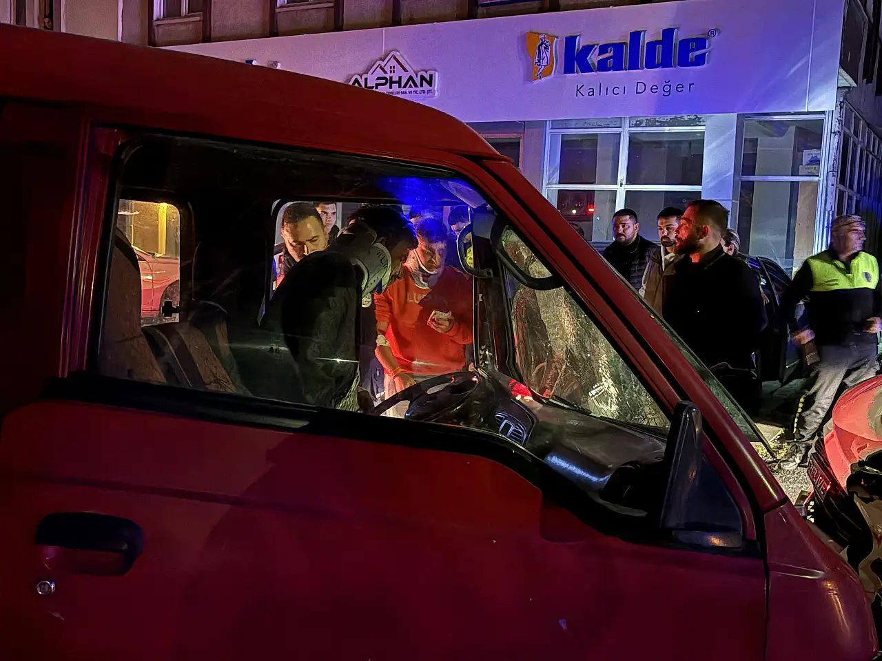 Kayseri'de kafa kafaya çarpıştılar! Sürücülerden biri araçta sıkıştı, diğeri olay yerinden kaçtı