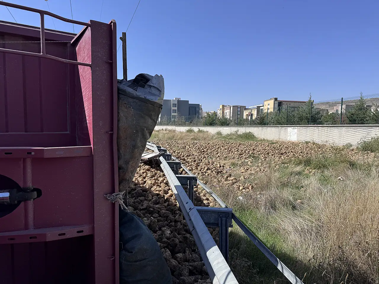 Kayseri'de pancar yüklü tır devrildi!