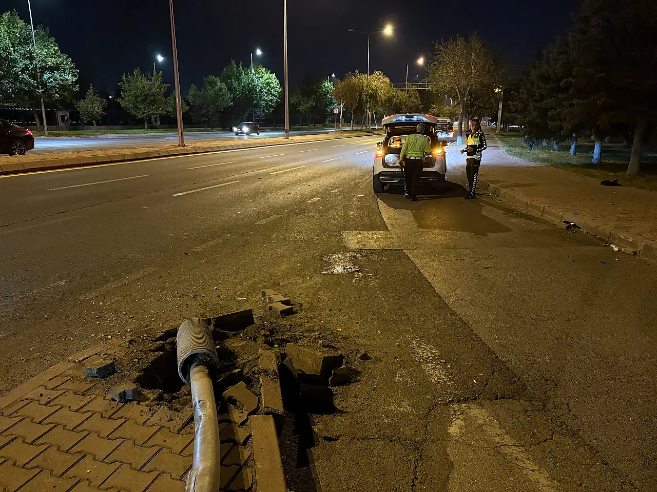 Önce otomobile sonra trafik levhasına çarptı! 50 metre sürüklendi, ağır yaralandı