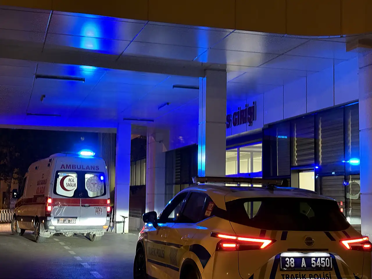 Önce otomobile sonra trafik levhasına çarptı! 50 metre sürüklendi, ağır yaralandı