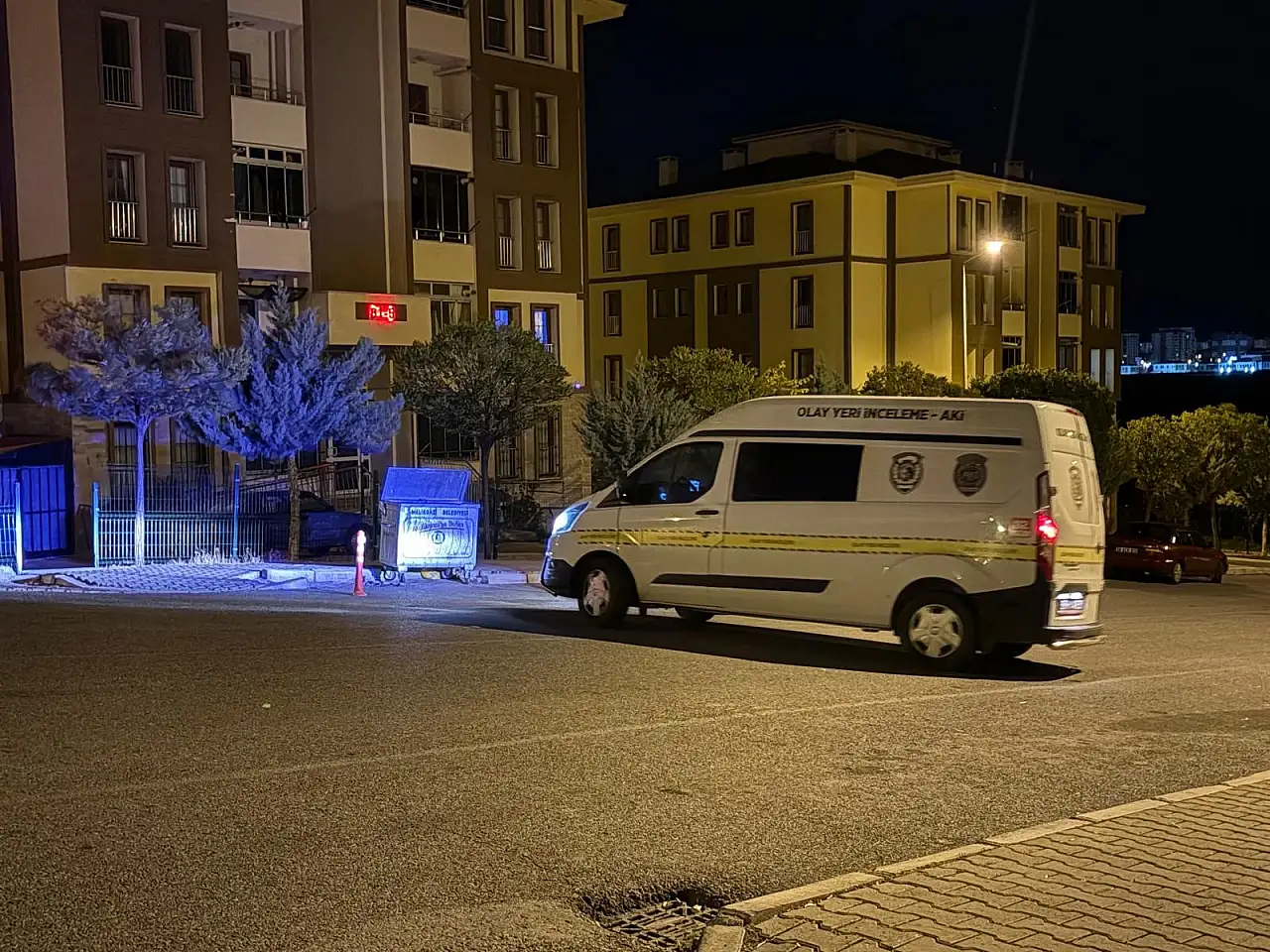 Kayseri'de bina önünde hareketli dakikalar! 2 kişi bıçaklandı