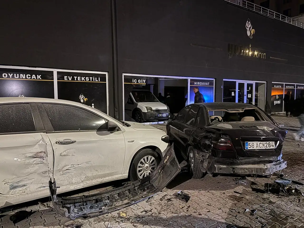 Kayseri'de can pazarı! 3 araca çarpan otomobil alev aldı