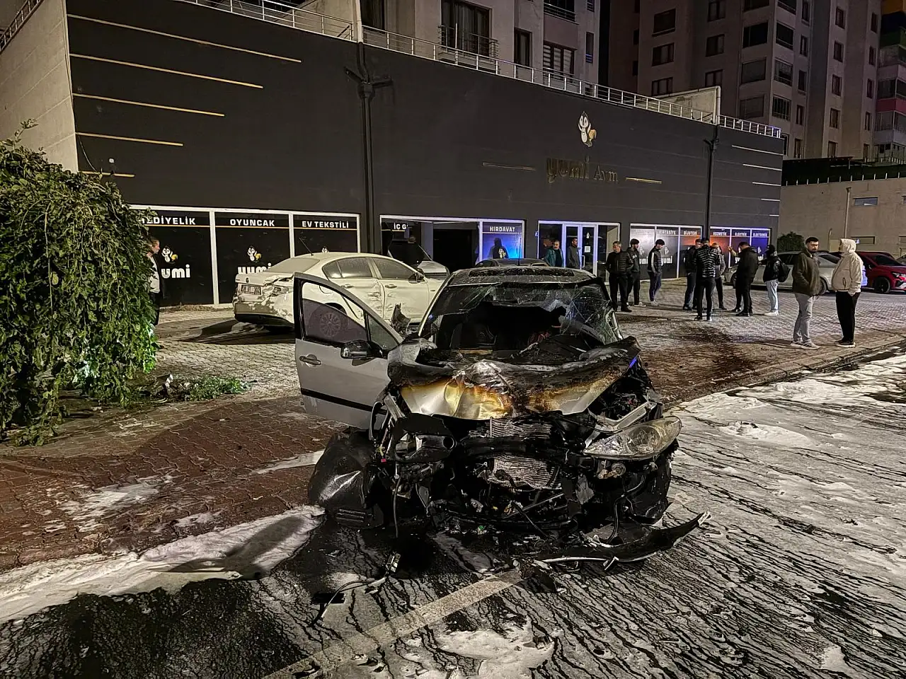 Kayseri'de can pazarı! 3 araca çarpan otomobil alev aldı