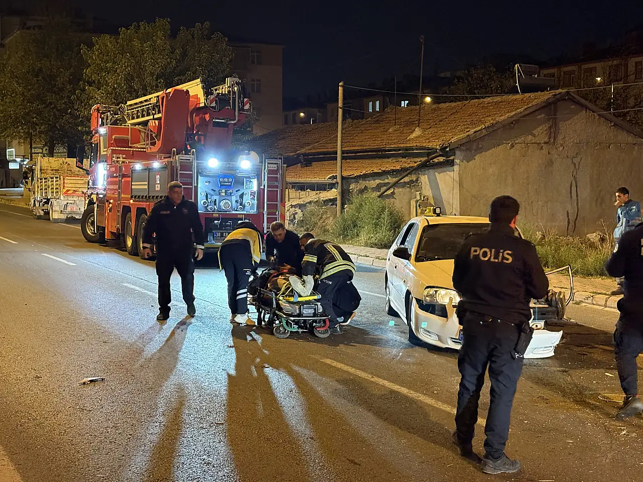 Kayseri'de korkutan anlar! Ağaca çarpan otomobil yola savruldu, sürücü sıkıştı