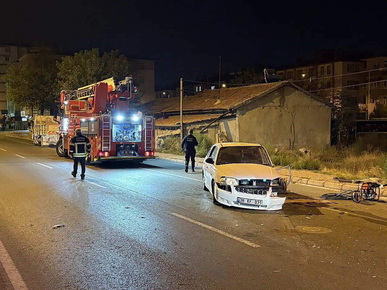 Kayseri'de korkutan anlar! Ağaca çarpan otomobil yola savruldu, sürücü sıkıştı