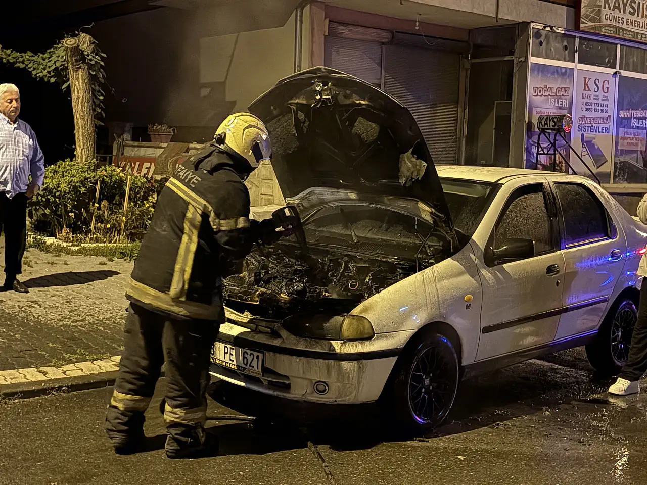 Kontağı çevirdi, otomobil alev aldı! Kayseri'de yangın paniği