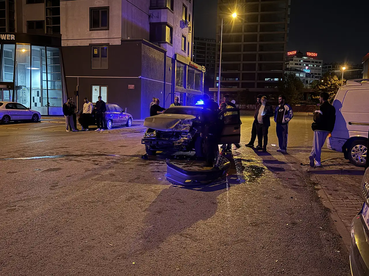 Otomobille minibüs çarpıştı, ortalık savaş alanına döndü! 2 yaralı