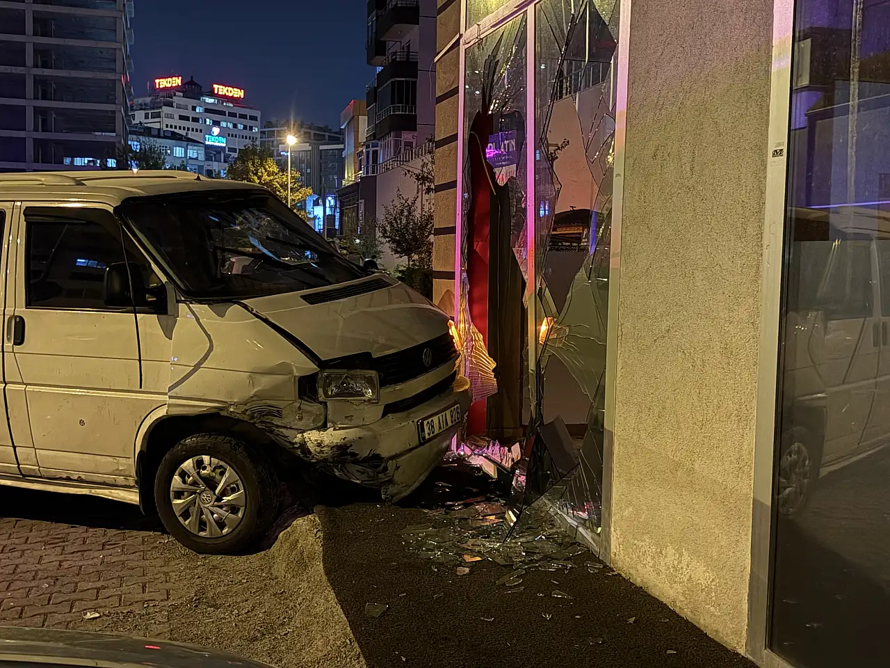 Otomobille minibüs çarpıştı, ortalık savaş alanına döndü! 2 yaralı