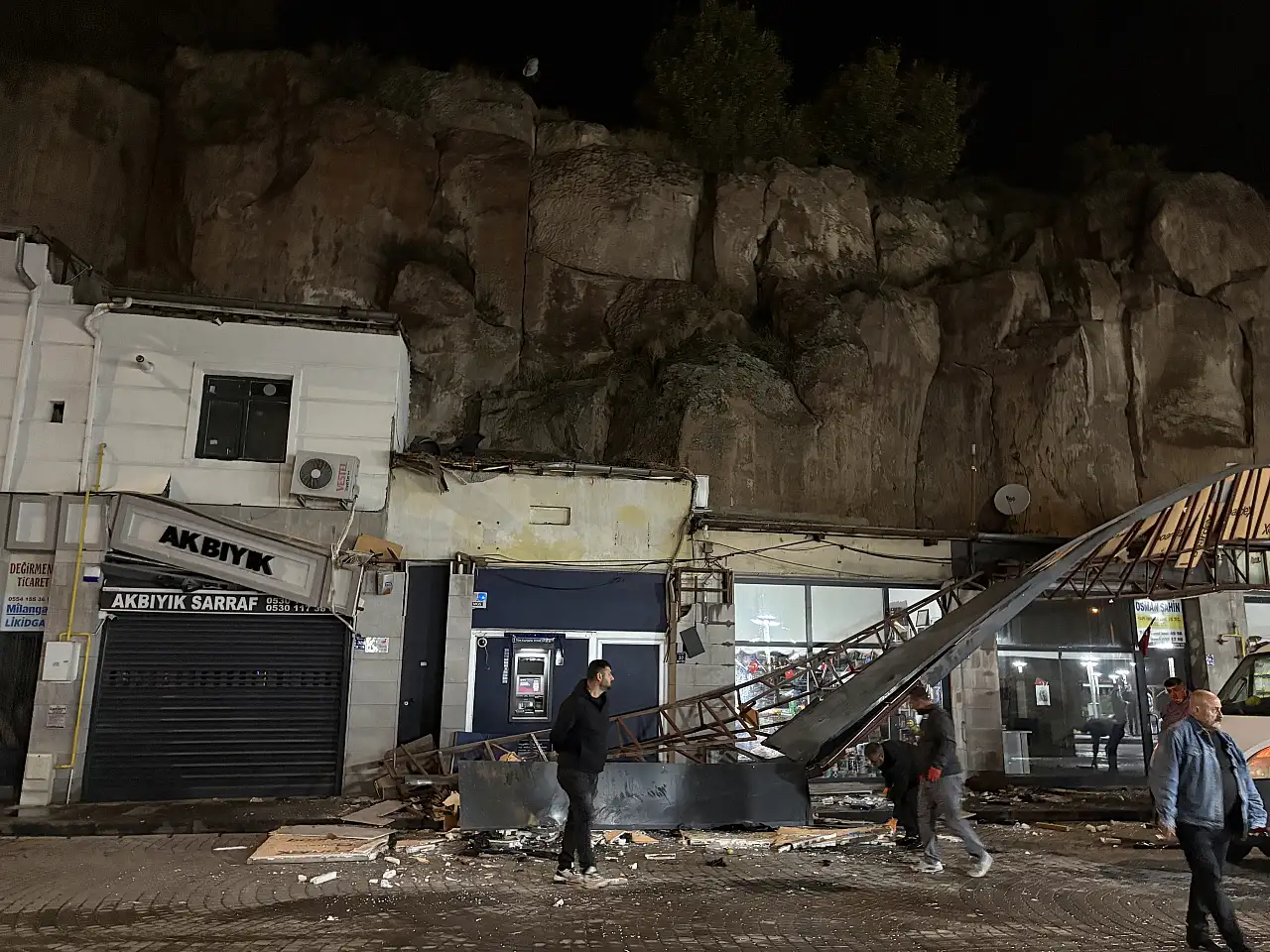 Kayseri'de otomobil kayalıklardan uçtu! 1 yaralı