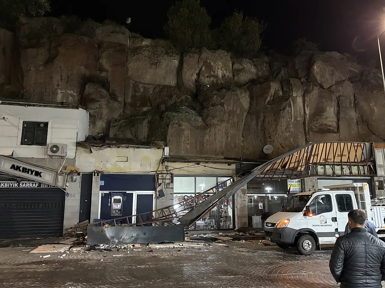 Kayseri'de otomobil kayalıklardan uçtu! 1 yaralı