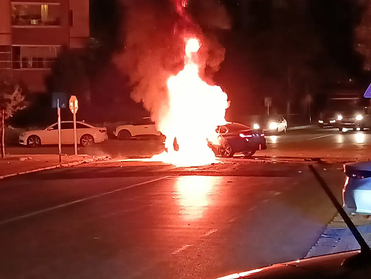 Talas'da kontrolden çıkan otomobil alev topuna döndü!