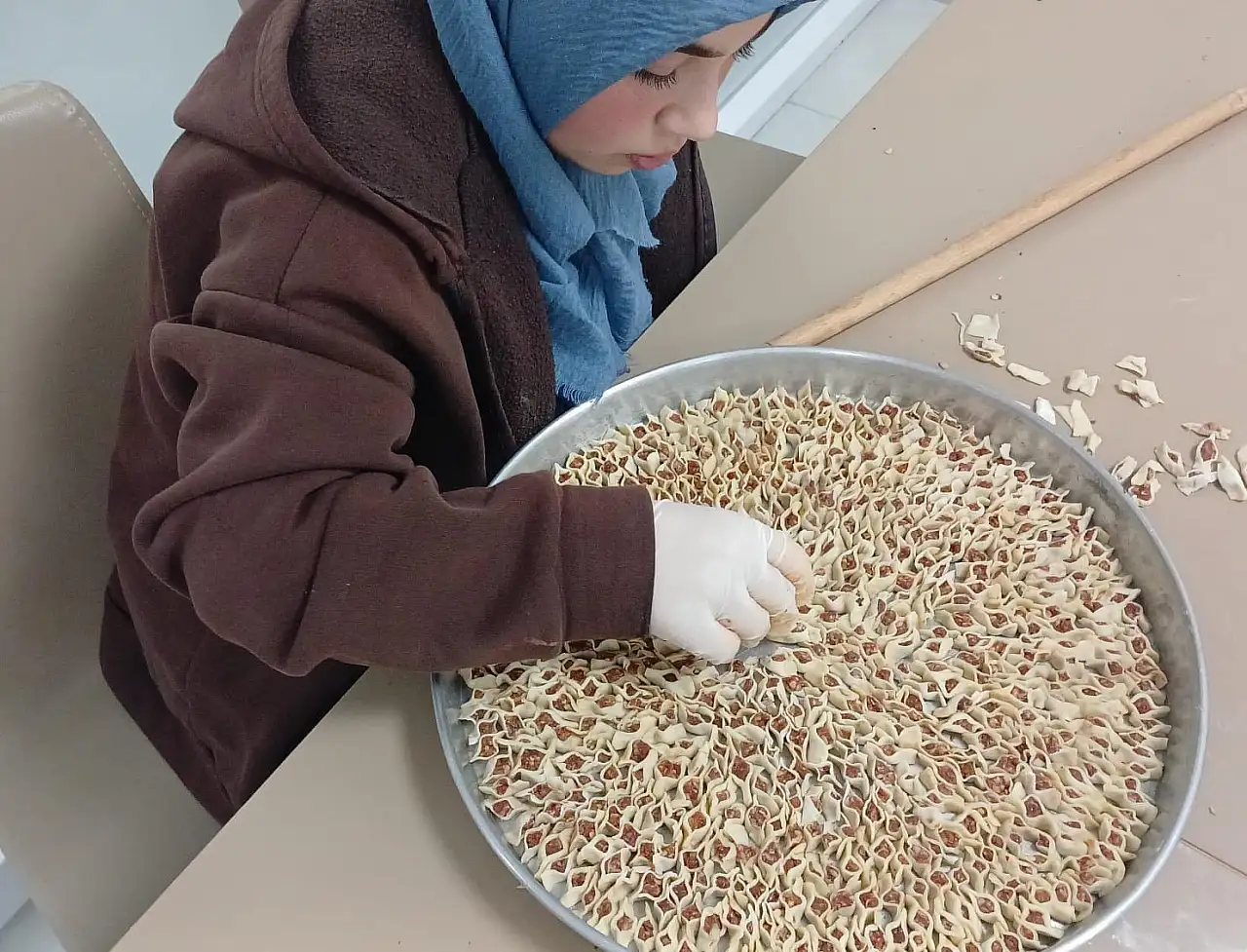 Kayseri'de öğrenciler mantı sıktı