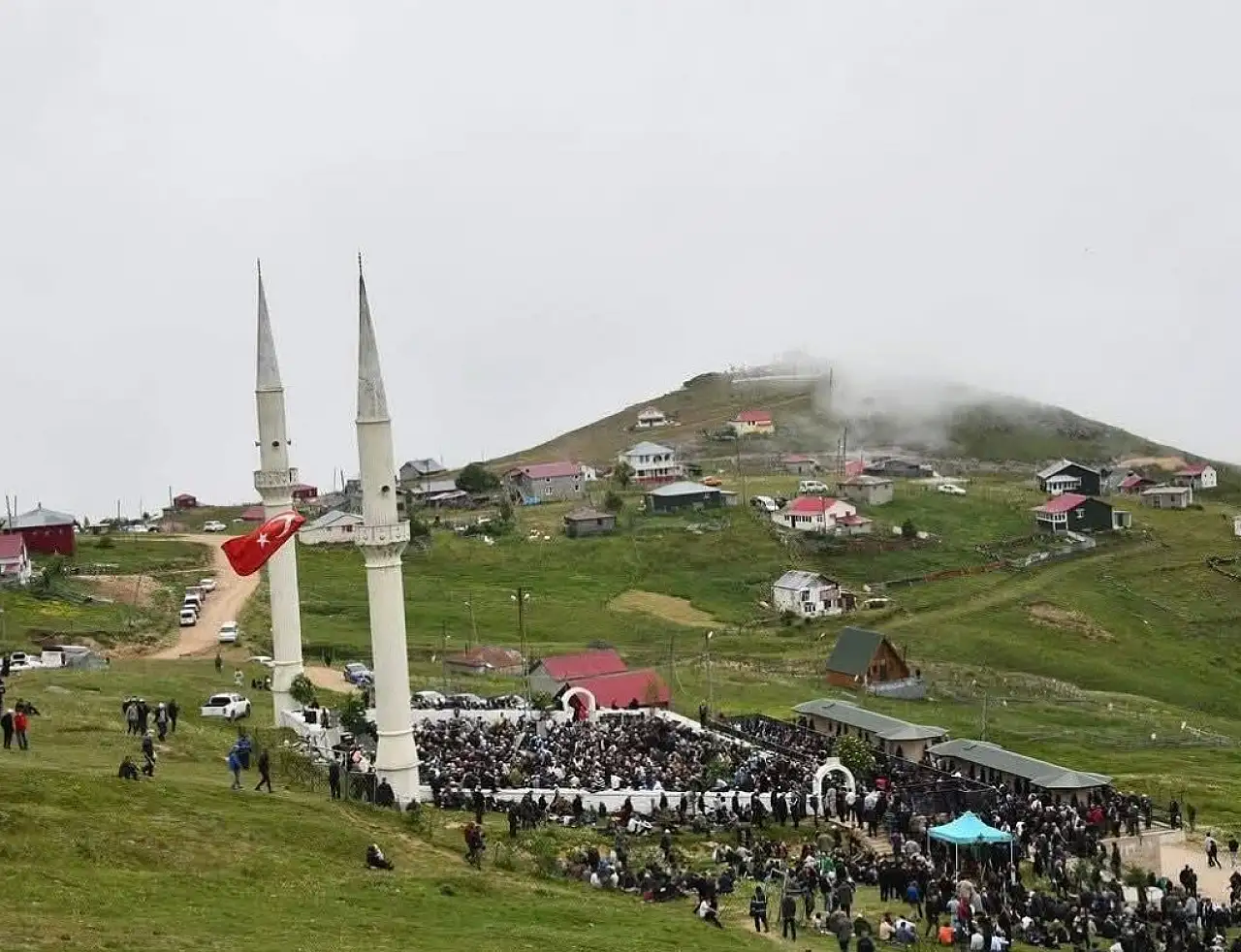 Fatih Sultan Mehmet'in cuma namazı kıldığı camide hutbeyi Müftü Ayvaz okudu