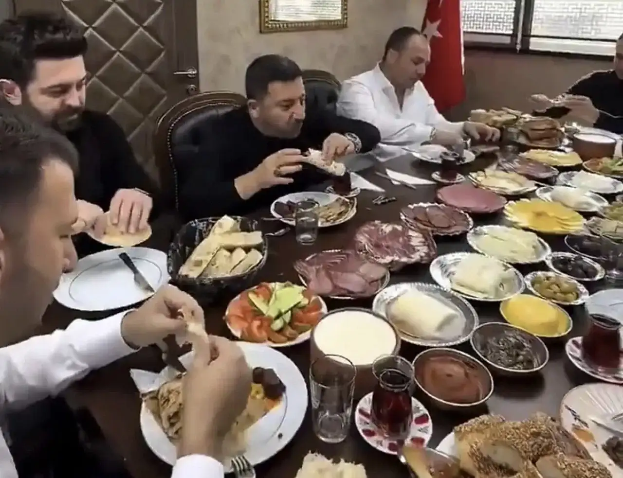 Kayseri'de yaptığı kahvaltı ile gündem olmuştu! Rasim Arı'dan açıklama geldi