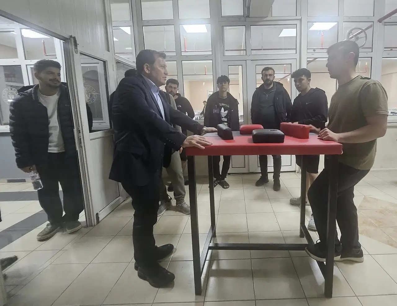 Kabakcı bilek güreşi yaptı