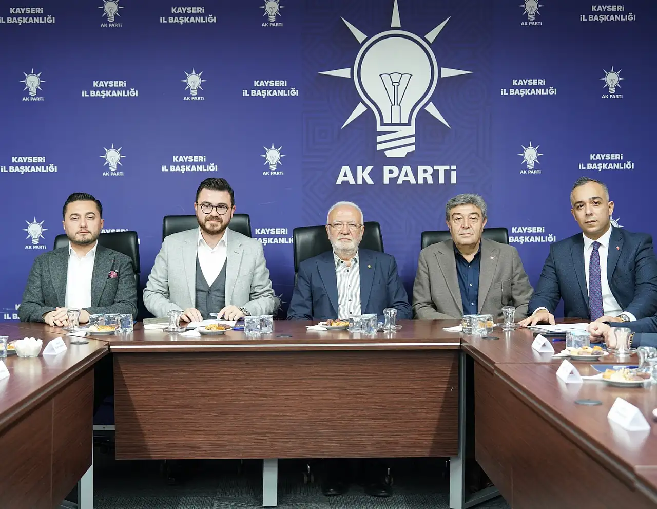 AK Parti Kayseri'de pazar günü hareketli saatler! 16 ilçe başkanı il binasına çağrıldı