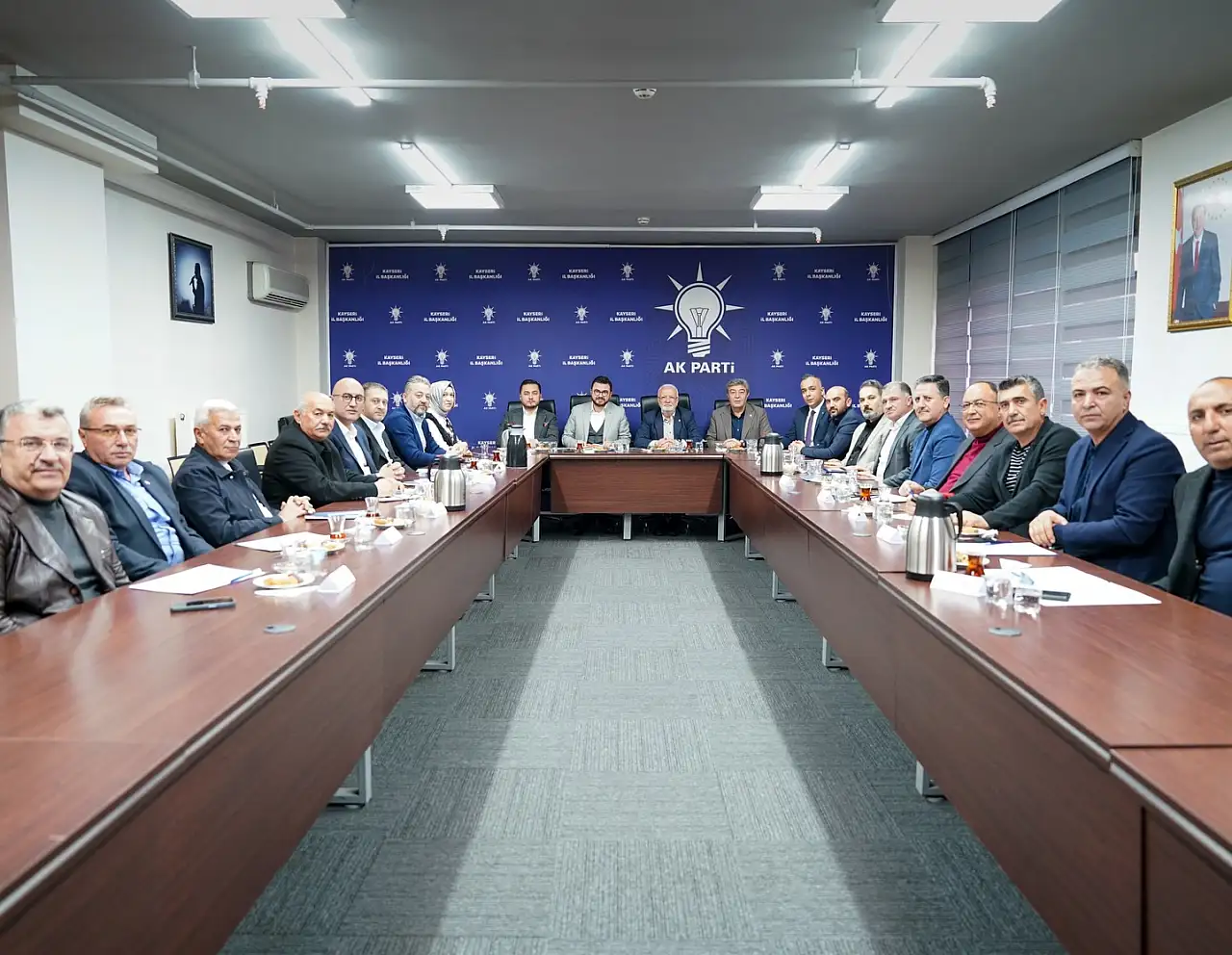 AK Parti Kayseri'de pazar günü hareketli saatler! 16 ilçe başkanı il binasına çağrıldı
