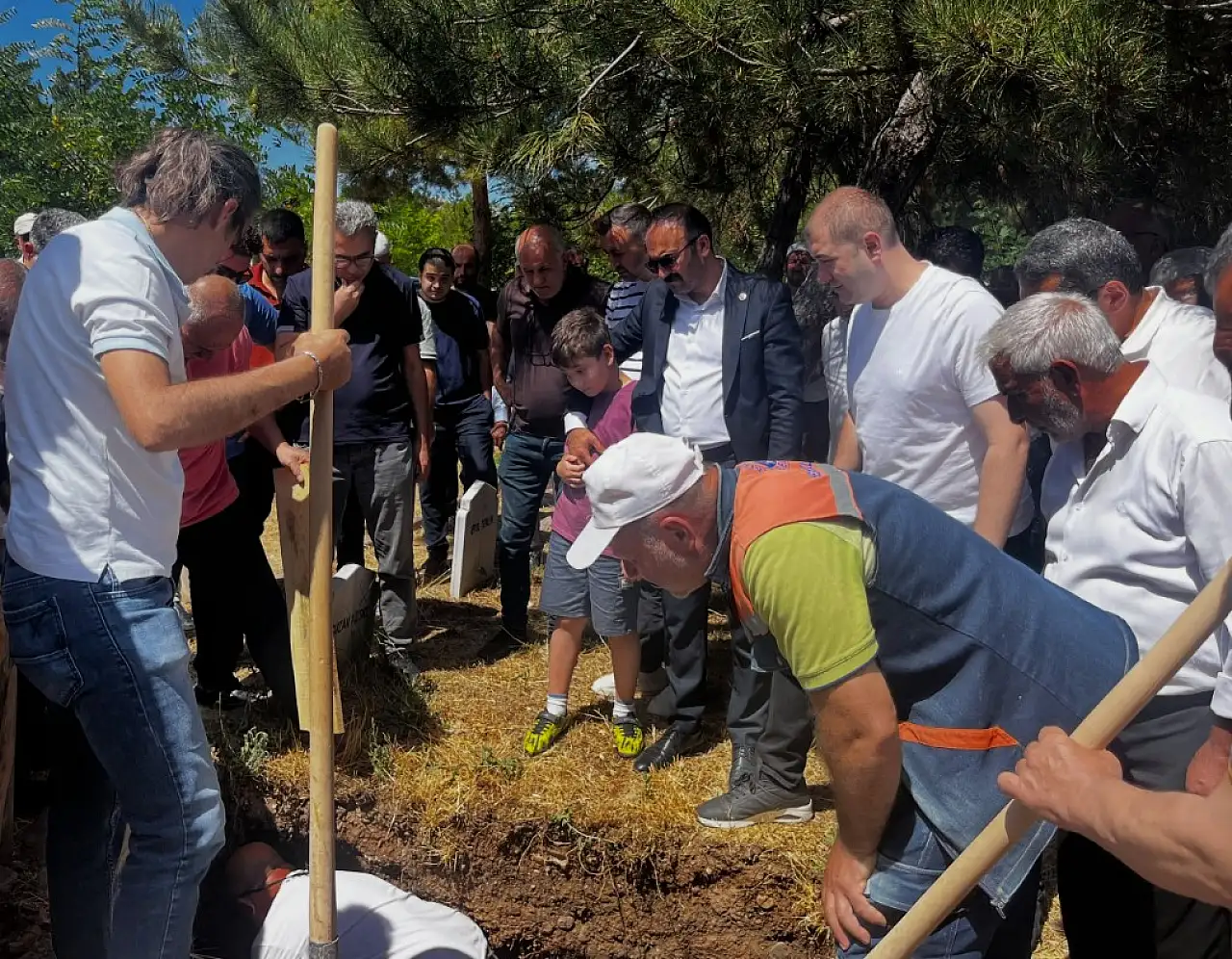 Kaymakam Karakaş'ın anneannesi son yolculuğuna uğurlandı