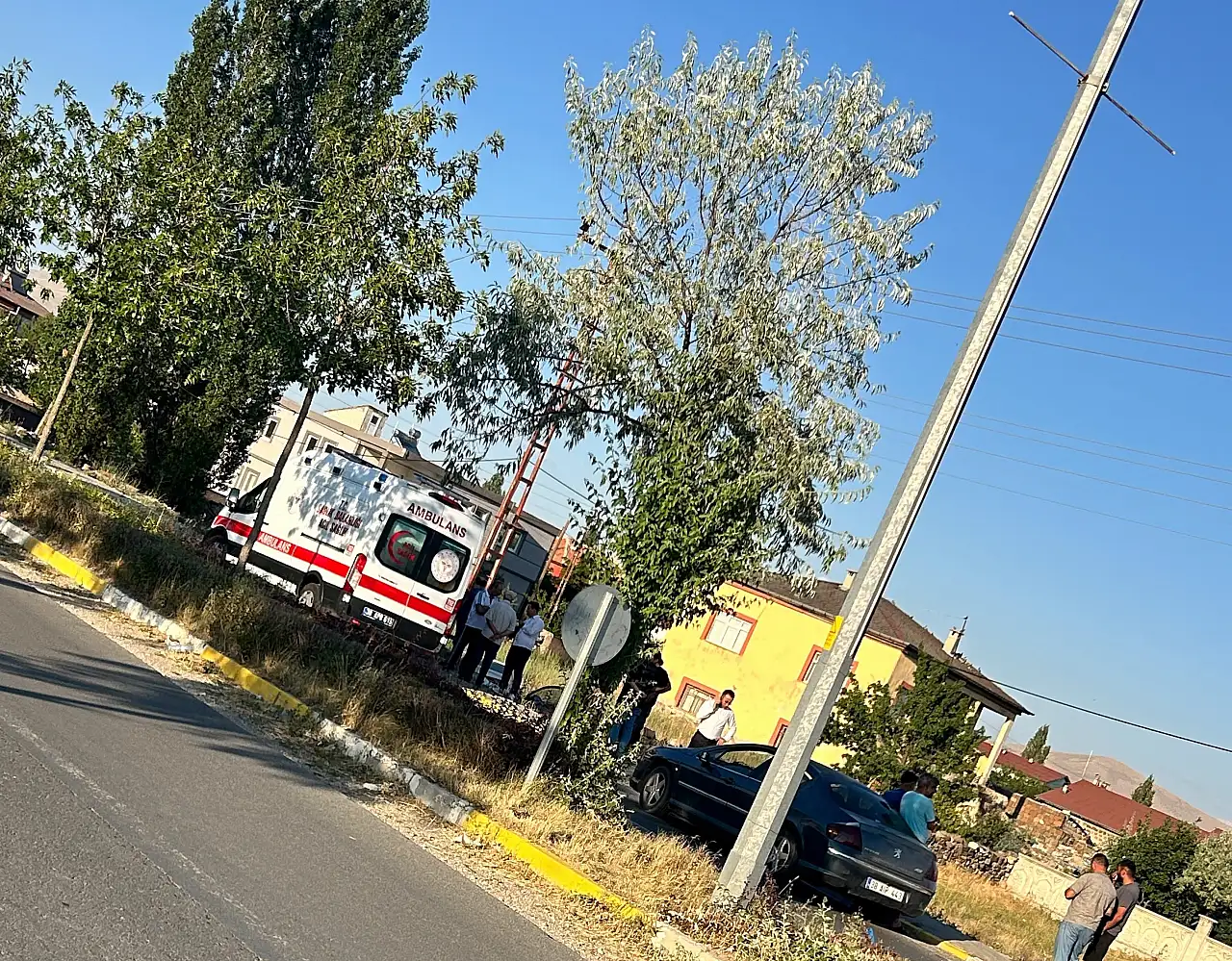 Kayseri'de yürekler ağza geldi! Otomobil boş araziye daldı, 2 kişi hastaneye kaldırıldı