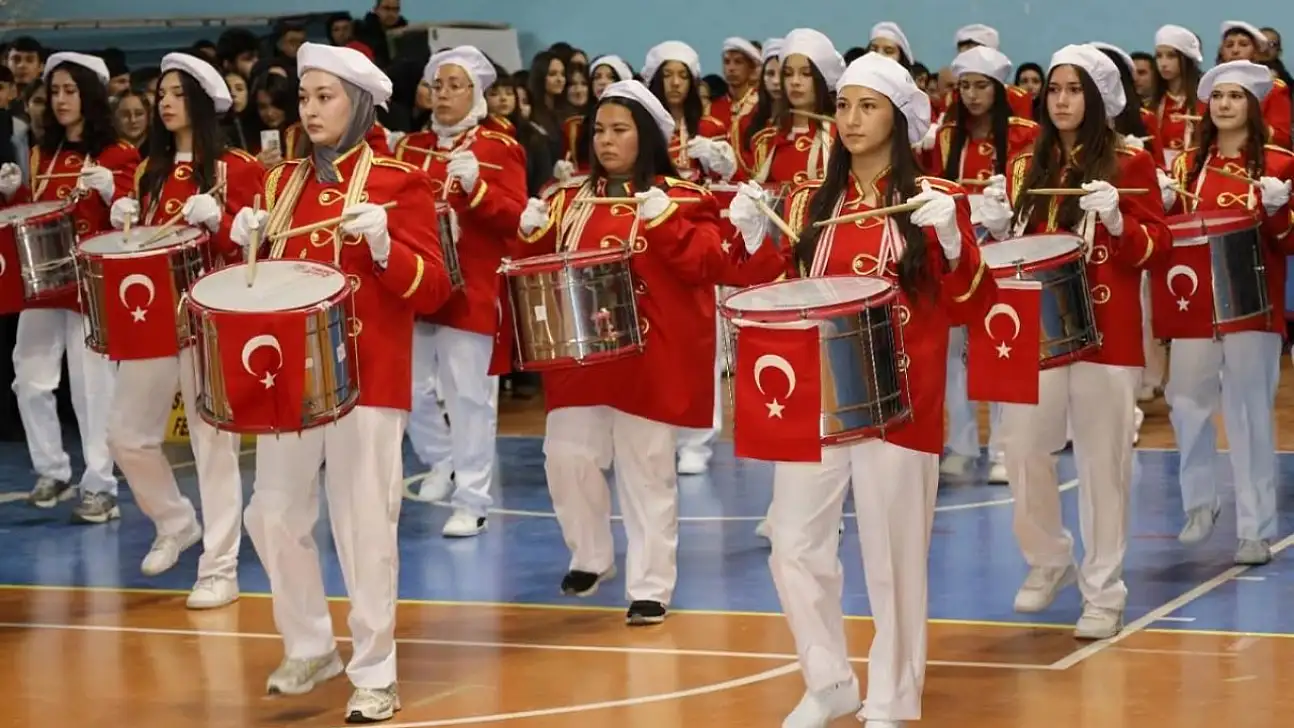 29 Ekim coşkusu öğrencilerin gösterileriyle renklendi